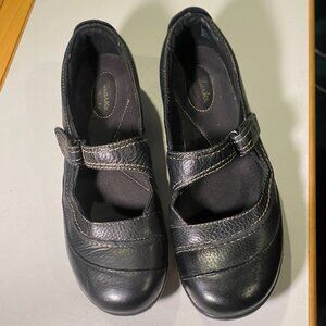 Clarks - size 9M - Women's Ashland Avenue Mary Jane Style Casual Shoes